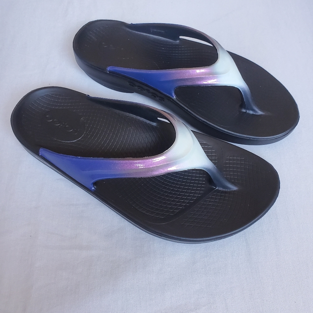 Oofos flipflops size 7